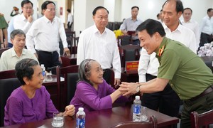 Bộ trưởng Lương Tam Quang dâng hương các anh hùng liệt sĩ, tri ân người có công tại Gia Lai