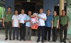 Ban Giám đốc Công an TPHCM thăm, tri ân các gia đình thương binh tiêu biểu