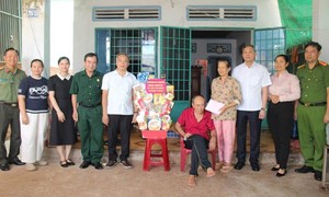 Thiếu tướng Tạ Văn Đẹp, Phó Giám đốc Công an TPHCM thăm các gia đình thương binh trên địa bàn