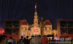 TPHCM: Người dân, du khách đội mưa chờ xem trình diễn 3D mapping và bắn pháo hoa tầm cao