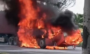Video: Ôtô đầu kéo cháy rụi khi đang lưu thông trên đường