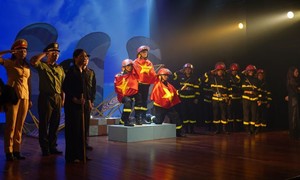 Vở kịch "Ngược chiều bình an": Tôn vinh những người hùng ngược lửa vì bình yên Nhân dân