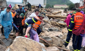 Căng mình cứu hộ giữa lũ dữ Mường Than