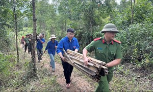 Công an gùi từng bó củi tặng gia đình người có công, giúp đồng bào trồng cà phê