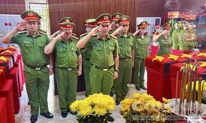Dâng hương tưởng niệm các Anh hùng liệt sĩ tại Công viên Lê Thị Riêng