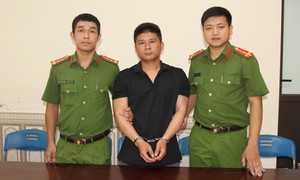 Vận động 2 đối tượng bị truy nã về tội bắt cóc nhằm chiếm đoạt tài sản và cố ý gây thương tích ra đầu thú