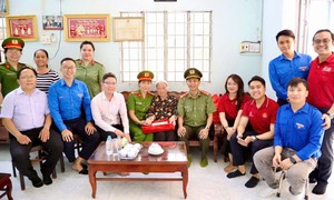 Tuổi trẻ Công an TPHCM tri ân các Mẹ Việt Nam Anh hùng nhân kỷ niệm 79 năm Ngày Thương binh - Liệt sĩ