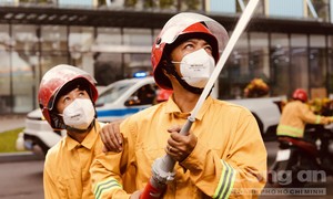TPHCM: Diễn tập xử lý tình huống cháy nổ, kỹ năng thoát hiểm cho cán bộ, sinh viên Trường ĐH Công nghiệp