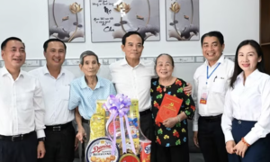 Bí thư Thành ủy TPHCM Trần Lưu Quang thăm, tặng quà người có công tại Côn Đảo