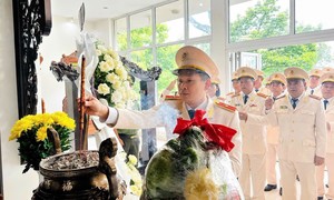 Công an TPHCM tổ chức các đoàn đi dâng hương tưởng niệm, tri ân các Anh hùng Liệt sĩ