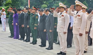Đoàn đại biểu TPHCM dâng hoa, dâng hương tưởng niệm các Anh hùng liệt sĩ