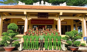 Công an xã Hưng Long: Dâng hương, dâng hoa tưởng nhớ các Anh hùng liệt sĩ