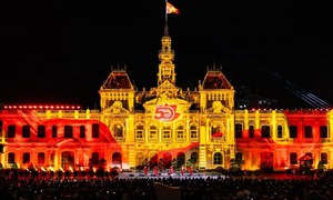 Hàng ngàn khán giả mãn nhãn với “đại tiệc” 3D Mapping mừng 50 năm Thành phố mang tên Bác
