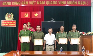 Khen thưởng Công an xã tìm thấy người đàn ông mang theo số tiền lớn, đi lạc 550km vào rừng