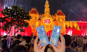 Vinamilk phục vụ người dân trong đêm hội 3D Mapping mừng 50 năm TP.Hồ Chí Minh