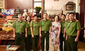 Công an TPHCM thăm gia đình nguyên Giám đốc Công an Thành phố nhân kỷ niệm Ngày Truyền thống lực lượng ANND