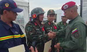 Video: Venezuela trao Huy chương "Anh hùng Venezuela" cho Đoàn cứu hộ Việt Nam