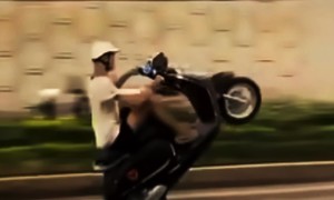 Video: Nhóm thanh thiếu niên 'bốc đầu' xe máy điện gây náo loạn trên đường