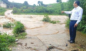 Mưa lớn làm ngập cầu tràn khiến hàng trăm hộ dân bị chia cắt, cô lập