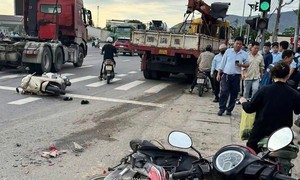 Video: Xe tải tông liên hoàn 4 xe máy dừng đèn đỏ, 3 người bị thương