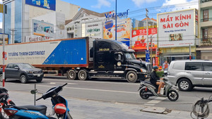 Người đàn ông đi bộ chui vào gầm xe container lúc dừng đèn đỏ, bị cán tử vong sau đó