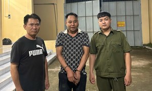 Tạm giữ đối tượng dùng kéo tấn công Công an rồi cố thủ trong nhà