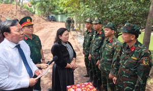 Lãnh đạo tỉnh Tây Ninh dâng hương tại công viên Lê Thị Riêng, thăm hỏi lực lượng tìm kiếm, quy tập hài cốt liệt sĩ
