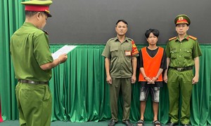 Giả khách mua hàng để trộm nhiều điện thoại đắt tiền