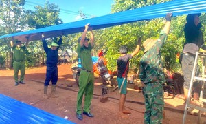 Lực lượng Công an hỗ trợ người dân khắc phục hậu quả lốc xoáy