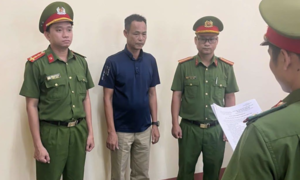 Khởi tố Phó giám đốc cùng nhân viên công ty về hành vi đổ, thải chất thải rắn trái quy định