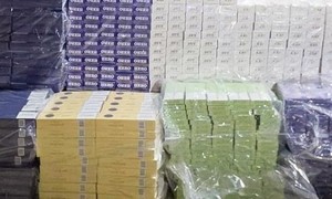 Bắt đối tượng vận chuyển gần 15.000 bao thuốc lá nhập lậu trên xe ô tô