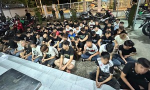 Đi "bão" thiếu văn minh, gây mất trật tự, nhóm thanh, thiếu niên được cho đi dọn dẹp vệ sinh