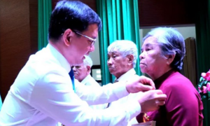 TPHCM trao huy hiệu Đảng đợt 2-9 đến các đảng viên cao tuổi Đảng