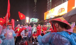 Cổ động viên tại TPHCM đội mưa 'tiếp lửa' cho đội tuyển Việt Nam