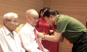 Bộ trưởng Lương Tam Quang trao tặng Huy hiệu cho đảng viên 80 năm tuổi đảng