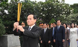 Đoàn đại biểu TPHCM dâng hoa, dâng hương tưởng nhớ các Mẹ Việt Nam Anh hùng, các Anh hùng liệt sĩ