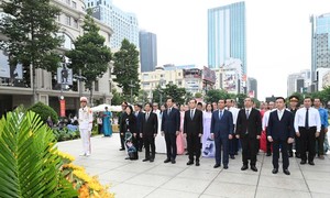 Đoàn đại biểu TPHCM dâng hoa tưởng nhớ Chủ tịch Hồ Chí Minh và Chủ tịch Tôn Đức Thắng