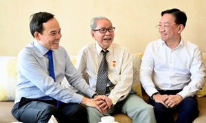 Bí thư Thành ủy Trần Lưu Quang trao Huy hiệu cho các đảng viên 80 năm tuổi Đảng