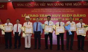 Thành ủy TPHCM trao Huy hiệu Đảng cho 150 đồng chí thuộc Đảng bộ các cơ quan Đảng Thành phố