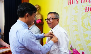 TPHCM: Các địa phương trang trọng tổ chức trao Huy hiệu Đảng dịp Quốc khánh 2-9