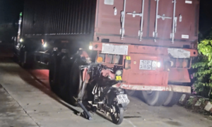 Xe máy tông đuôi xe đầu kéo khiến một người tử vong
