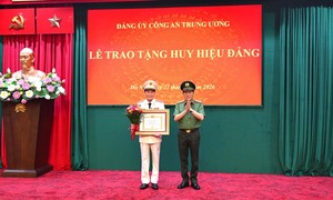 Thượng tướng Lê Quốc Hùng, Thứ trưởng Bộ Công an nhận Huy hiệu 35 năm tuổi Đảng