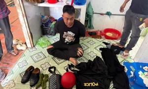 Bắt đối tượng giả danh công an chặn người đi đường để kiểm tra rồi chiếm đoạt ĐTDĐ