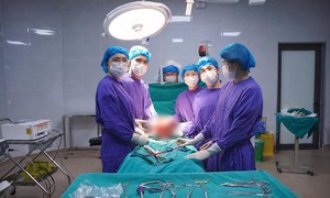 Nữ bệnh nhân 69 tuổi mang lá lách khổng lồ nặng 3,5 kg