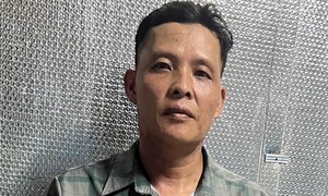 Tạm giữ đối tượng tưới xăng đốt vợ cũ bỏng nặng