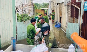Công an phường Hiệp Bình hỗ trợ người dân bị ảnh hưởng do mưa lớn gây ngập