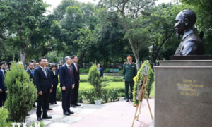 Thủ tướng Lê Minh Hưng dâng hoa tưởng nhớ Chủ tịch Hồ Chí Minh tại New Delhi
