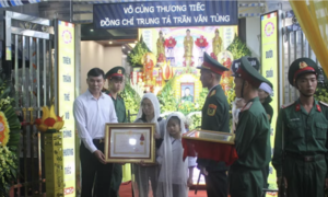 Chủ tịch nước truy tặng Huân chương Dũng cảm cho Trung tá Trần Văn Tùng hy sinh khi cứu người tự tử