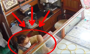 Video: Cận cảnh người phụ nữ nước ngoài vào tiệm vàng mở tủ lấy 3 vòng kiềng vàng