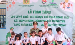 Cơ quan UBKT Đảng ủy Công an TPHCM mang “Vầng trăng kết nối - lan toả yêu thương” đến học sinh vùng sâu